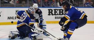 Hokej Winnipeg vs. St. Louis v NHL 2024/2025 - brankář Blues Jordan Binnington a útočník Jets Kyle Connor
