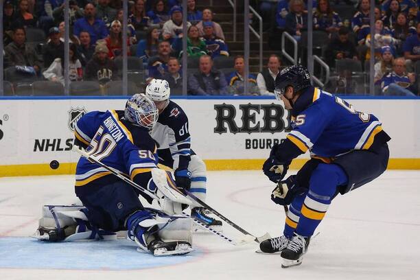 Hokej Winnipeg vs. St. Louis v NHL 2024/2025 - brankář Blues Jordan Binnington a útočník Jets Kyle Connor