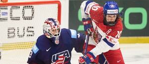 Hokej MS ženy 2025, Česko vs. USA, Denisa Křížová cloní před americkou brankářkou Gwyneth Philips Hokej MS ženy 2025, Česko vs. USA, Denisa Křížová cloní před americkou brankářkou Gwyneth Philips