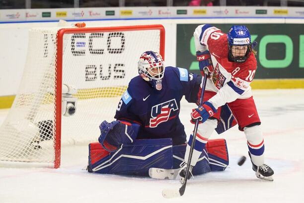 Hokej MS ženy 2025, Česko vs. USA, Denisa Křížová cloní před americkou brankářkou Gwyneth Philips