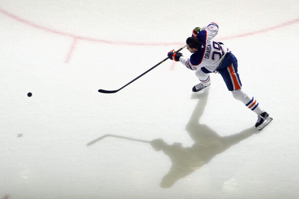 Vítězem trofeje pro nejlepšího kanonýra NHL se stal Němec Leon Draisaitl, který dal 52 gólů.
