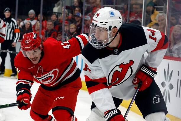 Základní část NHL 2024/25: Zleva Ty Smith z Caroliny a forvard New Jersey Nathan Bastian