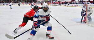 Brianne Jenner stíhá americkou útočnici Lailu Edwards na MS v hokeji žen 2025, USA a Kanada dnes hrají finále Brianne Jenner stíhá americkou útočnici Lailu Edwards na MS v hokeji žen 2025, USA a Kanada dnes hrají finále