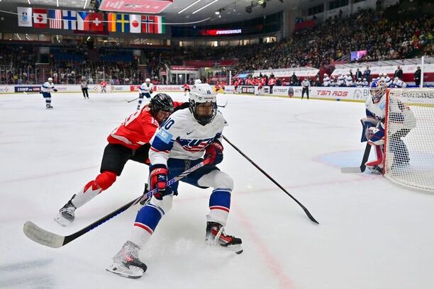 Brianne Jenner stíhá americkou útočnici Lailu Edwards na MS v hokeji žen 2025, USA a Kanada dnes hrají finále