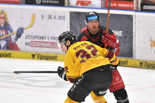 Hokej baráž o extraligu 2025, Olomouc vs. Jihlava, na fotce Edgars Kulda z Jihlavy a Jan Švrček z Olomouce
