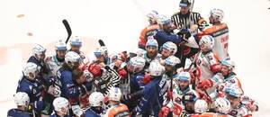 Hokej extraliga play off finále, Kometa vs. Pardubice, hromadná strkanice