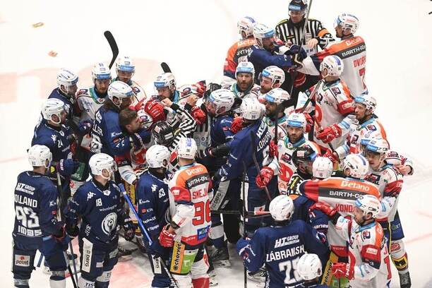 Hokej extraliga play off finále, Kometa vs. Pardubice, hromadná strkanice