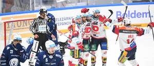 Hokejisté Pardubic se radují po vstřelení gólu, 3. zápas finále play off ELH Kometa Brno vs. Dynamo Pardubice