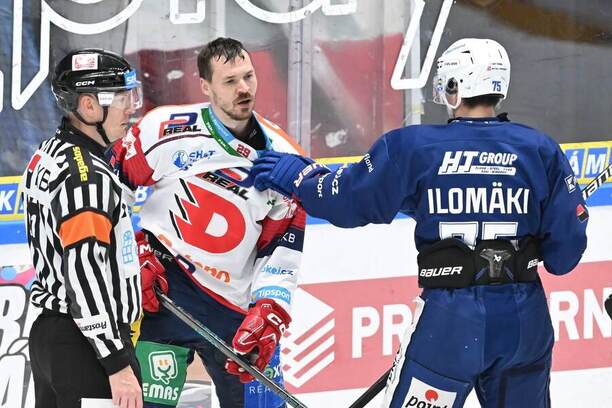 Finále TELH 2024/25: Útočník Komety Arttu Ilomäki drží za dres Miloše Kelemena, slovenského forvarda ve službách Pardubic