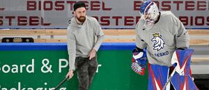 Filip Hronek a Karel Vejmelka při tréninku české reprezentace během MS v hokeji. Oba se zapojí do přípravy na MS 2025 Filip Hronek a Karel Vejmelka při tréninku české reprezentace během MS v hokeji. Oba se zapojí do přípravy na MS 2025
