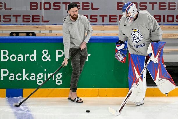 Filip Hronek a Karel Vejmelka při tréninku české reprezentace během MS v hokeji. Oba se zapojí do přípravy na MS 2025