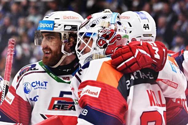 Útočník Lukáš Sedlák a brankář Roman Will se radují z vítězství Pardubic v 6. finále play off extraligy proti Kometě Brno.