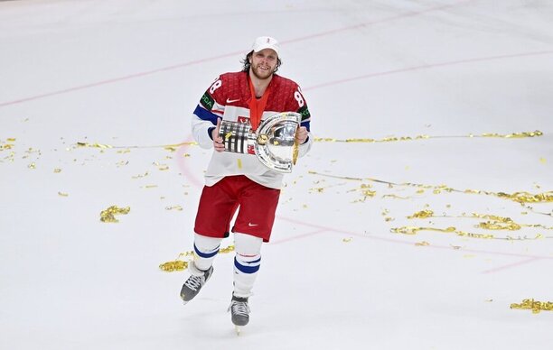 Hokejista David Pastrňák s trofejí pro mistry světa 2024.