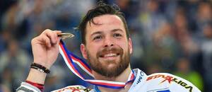 Michal Gulaši z Komety se zlatou medailí z ELH, fotka z roku 2017