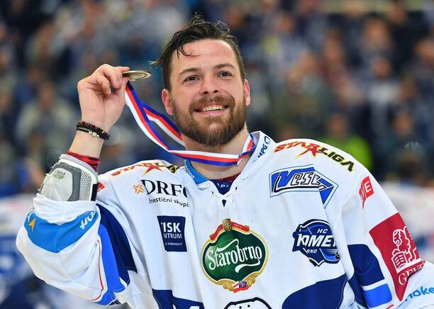 Michal Gulaši z Komety se zlatou medailí z ELH, fotka z roku 2017