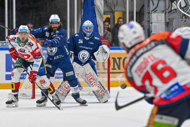 Obránce Pardubic Jakub Zbořil střílí na branku Komety Brno ve finále play off Tipsport extraligy 2025.