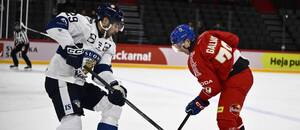Beijer Hockey Games 2025: Ahti Oksanen a Jakub Galvas bojují o puk