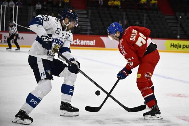 Beijer Hockey Games 2025: Ahti Oksanen a Jakub Galvas bojují o puk