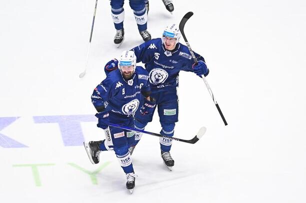 Jakub Flek a Arttu Ilomäki se radují z gólu, kterým pomohli Kometě Brno k zisku mistrovského titulu 2024/25.