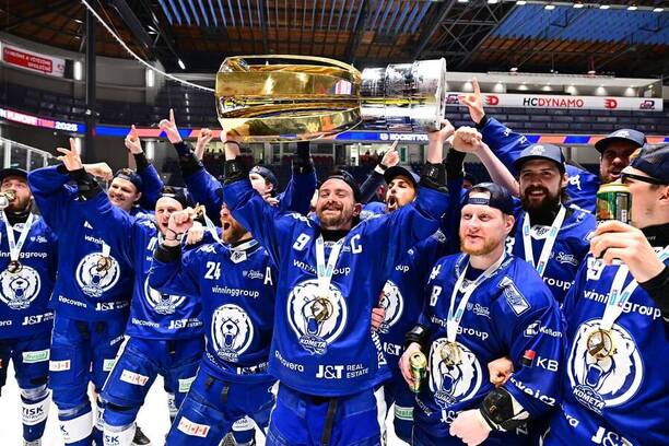 Kapitán Jakub Flek zvedá Masarykův pohár, Kometa Brno je mistrem české Tipsport extraligy v ledním hokeji 2024/2025