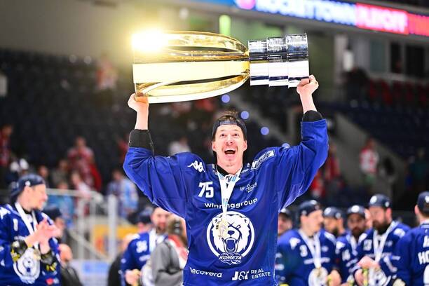 Útočník Komety Arttu Ilomäki s Masarykovým pohárem pro mistra Tipsport extraligy v sezoně 2024/25