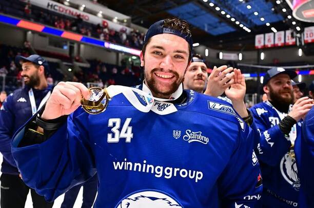 Brankář Komety Brno Michal Postava se zlatou medailí pro mistry Tipsport extraligy 2025