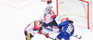 Útočník Komety Brno Peter Mueller na snímku těsně předtím, než vstřelil vítězný gól finále play off ELH 2025 do sítě Pardubic.