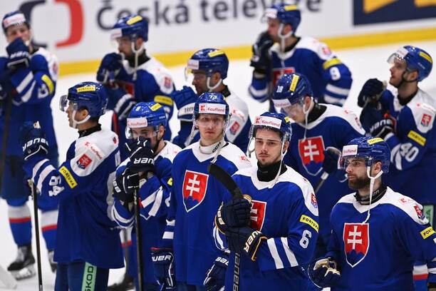 Hráči slovenského hokejového týmu, fotka z přípravného utkání před MS 2025 proti Česku