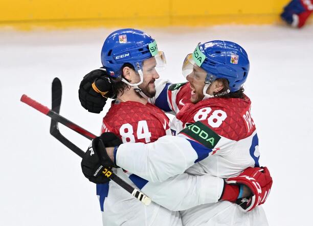 Tomáš Kundrátek (vlevo) a David Pastrňák se radují po vstřelení zlatého gólu na loňském šampionátu, oba hráči budou reprezentovat i na MS 2025