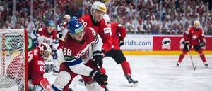 David Pastrňák a Švýcar Calvin Thurkauf ve finále MS v hokeji. Se stejným soupeřem Češi hrají i na MS 2025