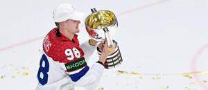 Martin Nečas na MS 2024 s trofejí pro světové šampiony