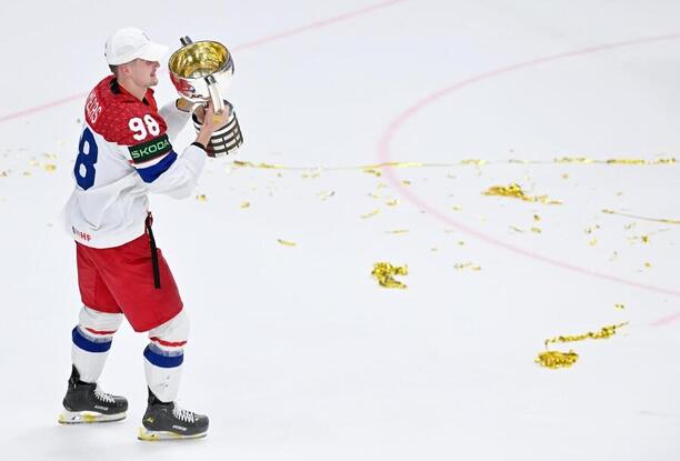 Martin Nečas na MS 2024 s trofejí pro světové šampiony
