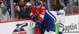 Hokej play off NHL 2025, Toronto vs. Florida, na snímku Aleksander Barkov z Floridy (vlevo) a Auston Matthews z Toronta 