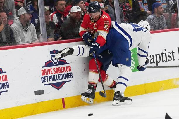 Hokej play off NHL 2025, Toronto vs. Florida, na snímku Aleksander Barkov z Floridy (vlevo) a Auston Matthews z Toronta