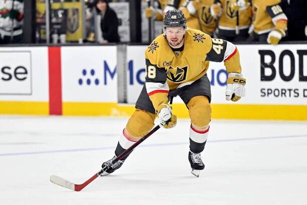 Český útočník ve službách Vegas Golden Knights Tomáš Hertl. Ve 2. kole play off NHL 2025 ho čeká souboj s Edmontonem Oilers.