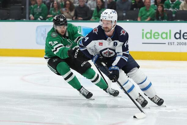 Mavrik Bourque (Stars) a Josh Morrissey (Jets) v zápase základní části, nyní se Dallas a Winnipeg utkávají ve 2. kole play off NHL 2025