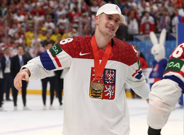 Martin Nečas při oslavách na zlatém MS 2024 v Česku