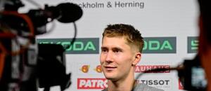 Martin Nečas při rozhovoru s novináři před MS v hokeji 2025