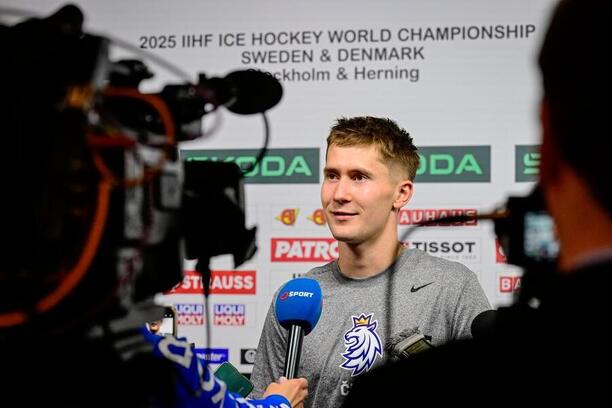 Martin Nečas při rozhovoru s novináři před MS v hokeji 2025