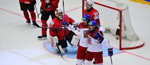 Češi Matěj Stránský a Lukáš Sedlák se radují z gólu do sítě Švýcarska. Česko vyhrálo 5:4 v prodloužení a zvládlo vstup do mistrovství světa 2025.