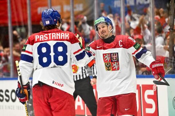 Roman Červenka se raduje s Davidem Pastrňákem po vítězném gólu proti Norsku na MS v hokeji 2025.