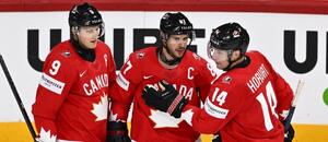 Nathan MacKinnon, Sidney Crosby a Bo Horvat slaví gól Kanady na MS v hokeji 2025, dnes je čeká zápas s Rakouskem
