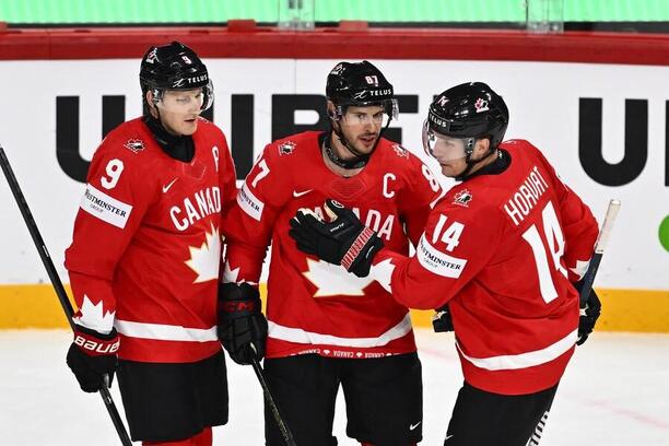 Nathan MacKinnon, Sidney Crosby a Bo Horvat slaví gól Kanady na MS v hokeji 2025, dnes je čeká zápas s Rakouskem