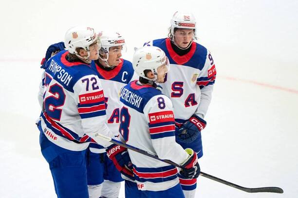 Mistrovství světa v ledním hokeji 2025: Hráči USA slaví gól do sítě Norska