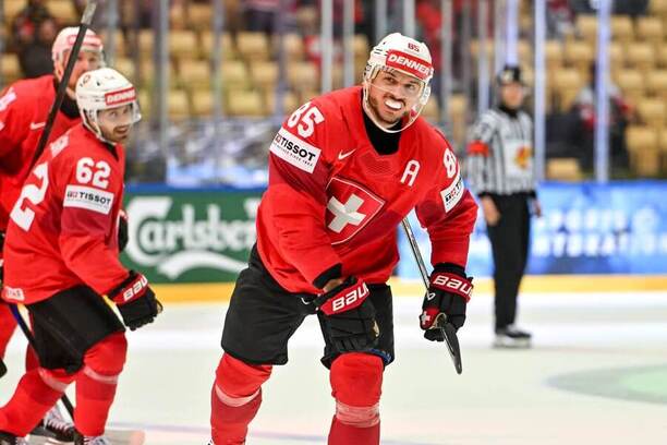 Sven Andrighetto se raduje z jednoho ze svých 4 gólů v zápase s Německem, Švýcarsko dnes na MS v hokeji hraje s Norskem