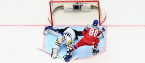 Český útočník David Pastrňák střílí gól proti Maďarsku v utkání mistrovství světa 2025.