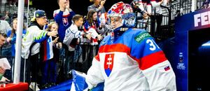 Brankář Samuel Hlavaj nastupuje k zápasu MS v hokeji 2025, Slováci dnes hrají s Lotyšskem Brankář Samuel Hlavaj nastupuje k zápasu MS v hokeji 2025, Slováci dnes hrají s Lotyšskem