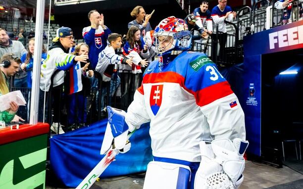 Brankář Samuel Hlavaj nastupuje k zápasu MS v hokeji 2025, Slováci dnes hrají s Lotyšskem