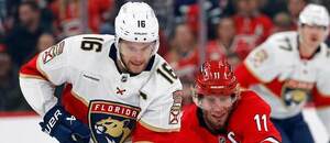 Kapitán Floridy Aleksander Barkov (vlevo) a Jordan Staal, kapitán ve službách Caroliny