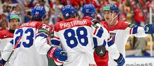Čeští reprezentanti na MS v hokeji 2025 oslavují gól v zápase s Německem. I díky němu Češi hrají čtvrtfinále MS 